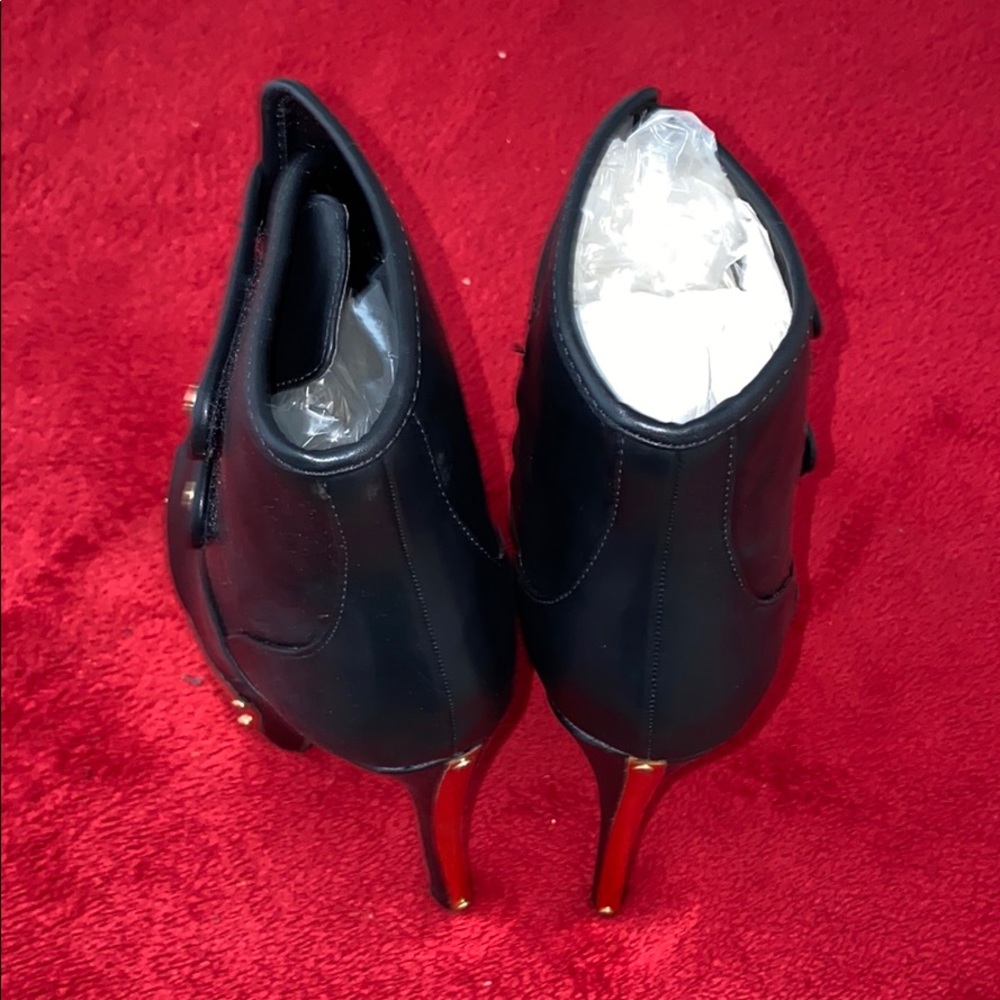 Leather Diva - Picture 6 of 6
